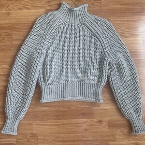 H&M light gray sweater size XS, worn twice. Perfect for winter.
